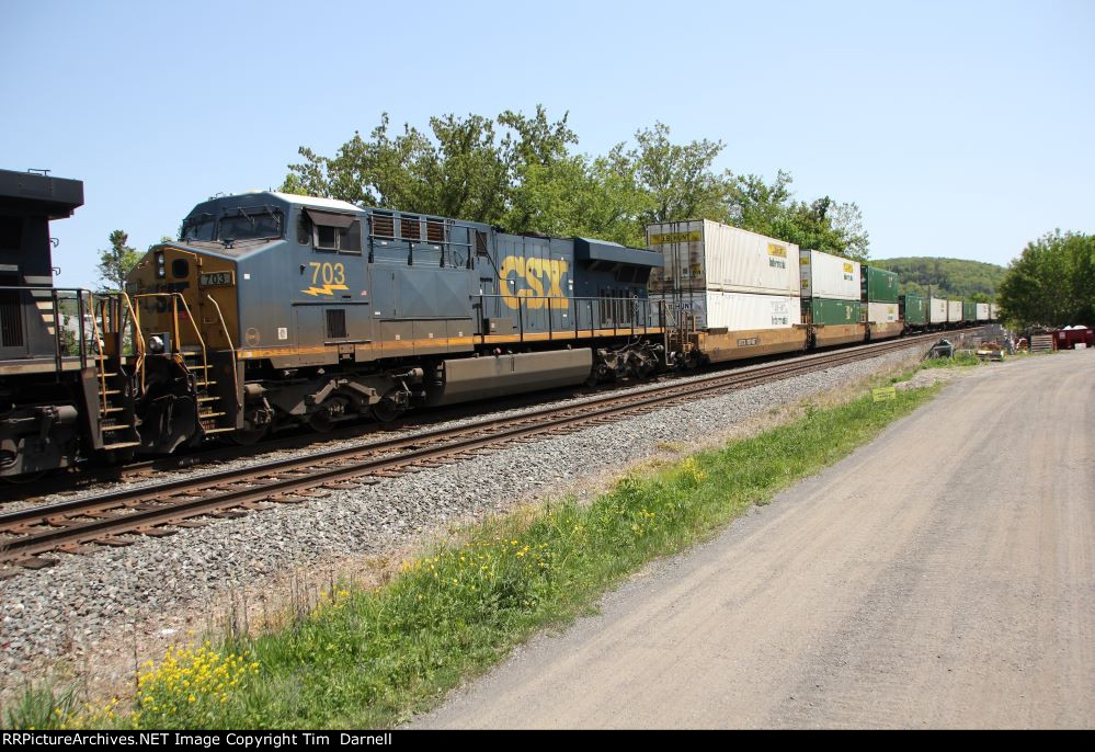 CSX 703 on NS 264